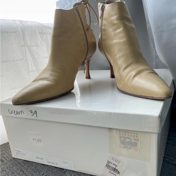 Monolo Blahnik cream color boots, size 9 US, Handmade in Italy. Comfy 3” heel. - Picture 16 of 16